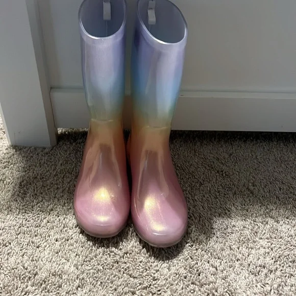 VEUC worn 1x each rain boots and black boots - Picture 5 of 8